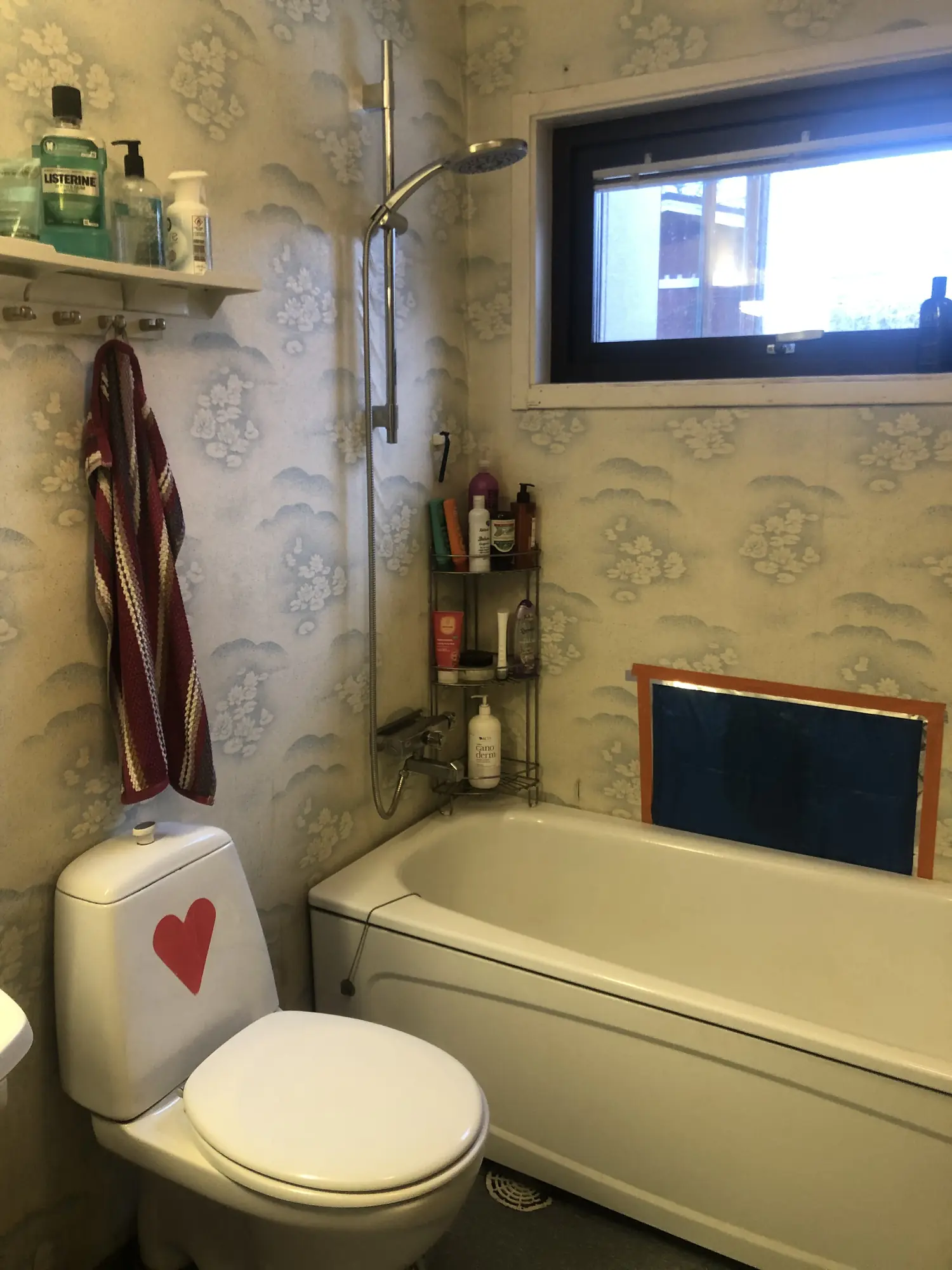 Badrum med tapet och badkar före renovering