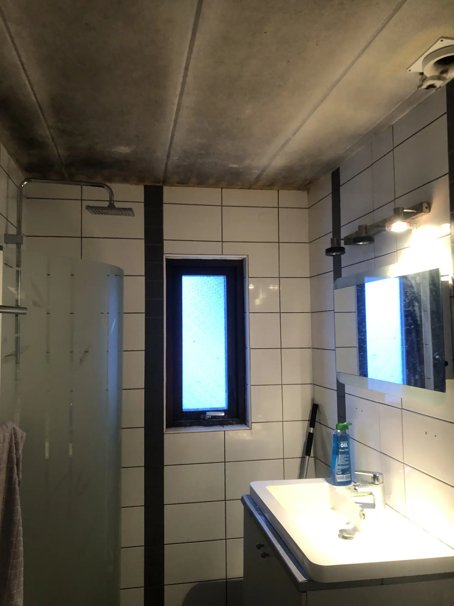 Kaklat badrum med fönster före renovering