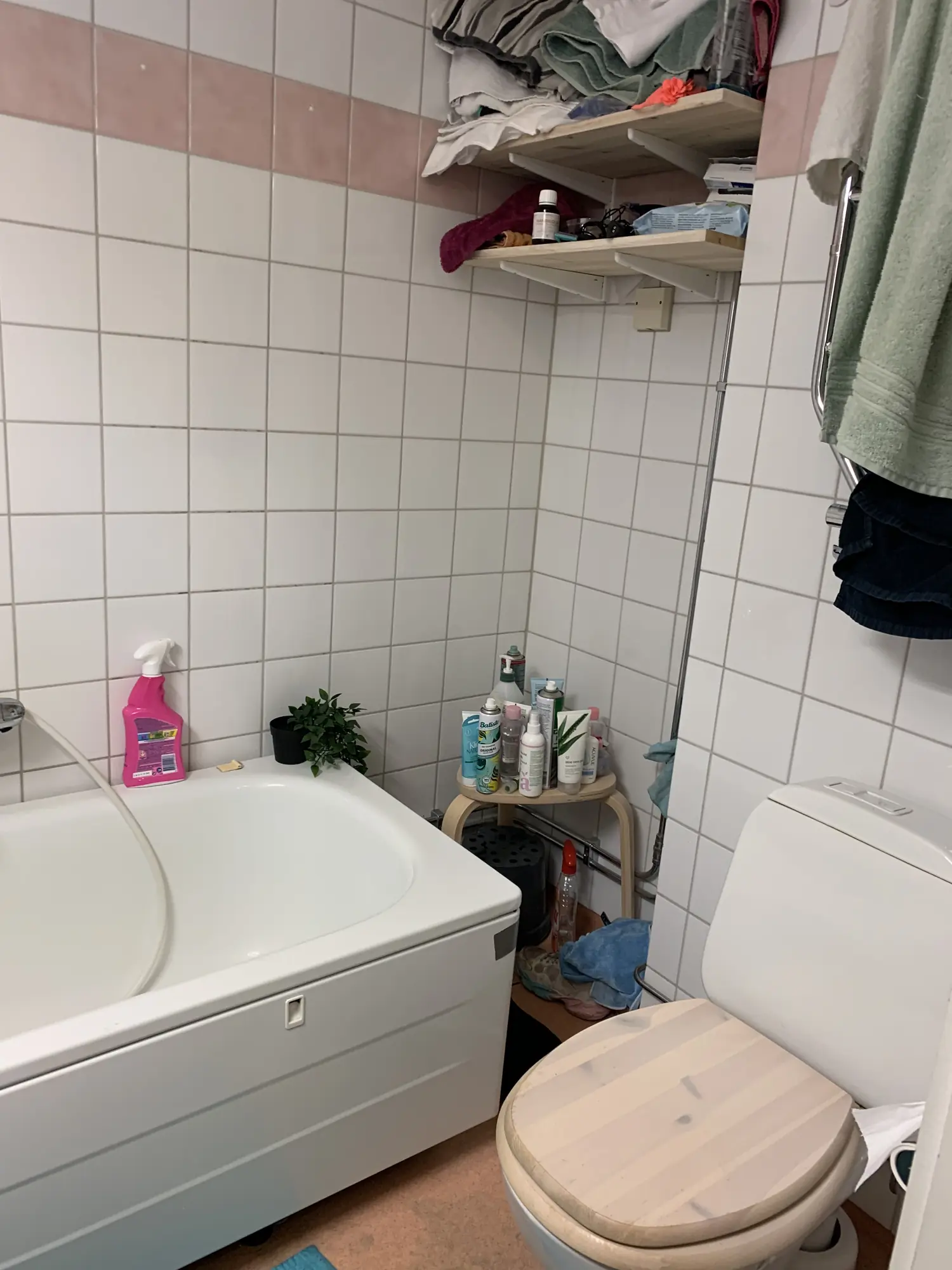 Badrum med badkar och torklina före renovering