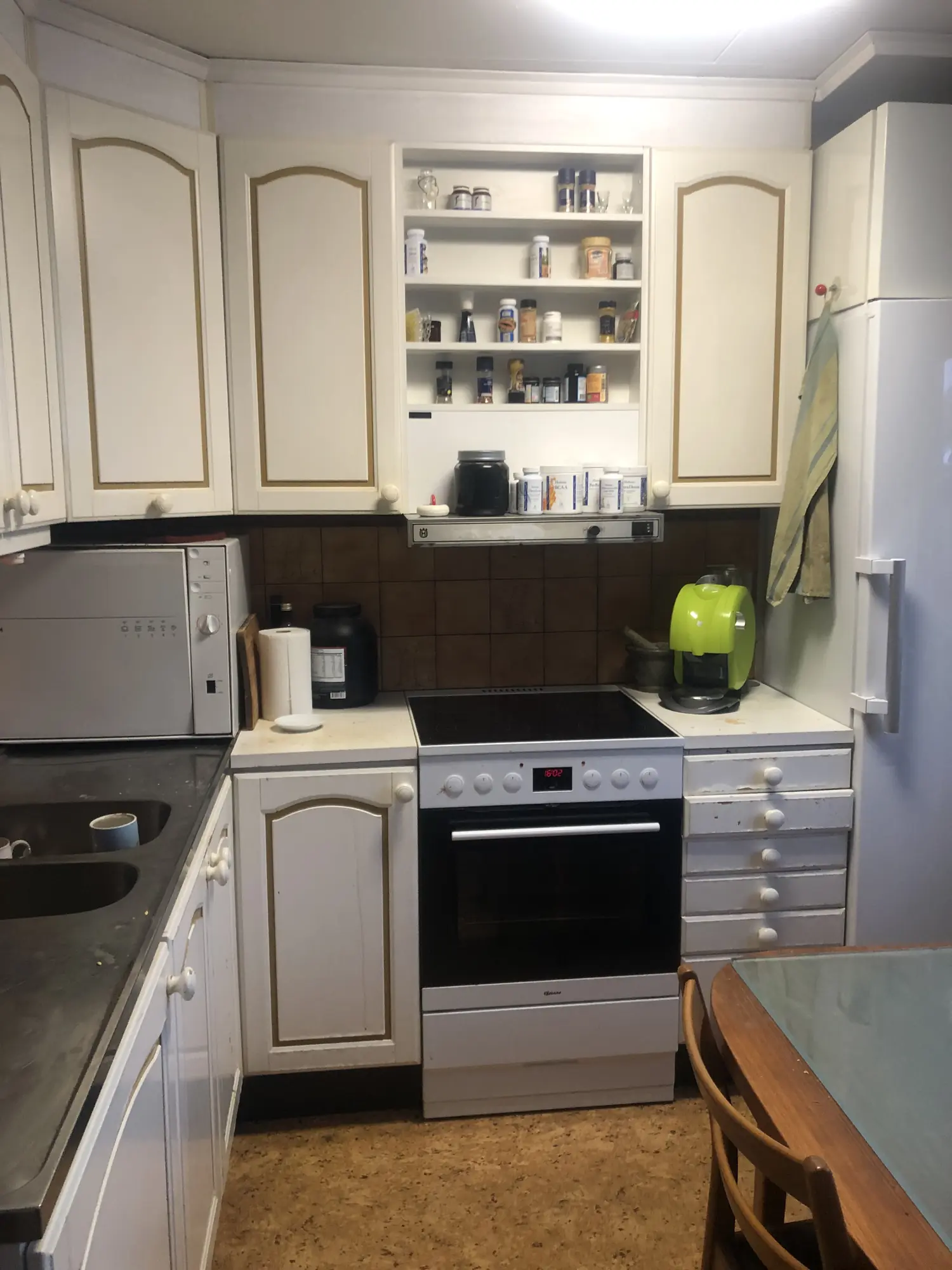 Lantligt kök i beige före renovering