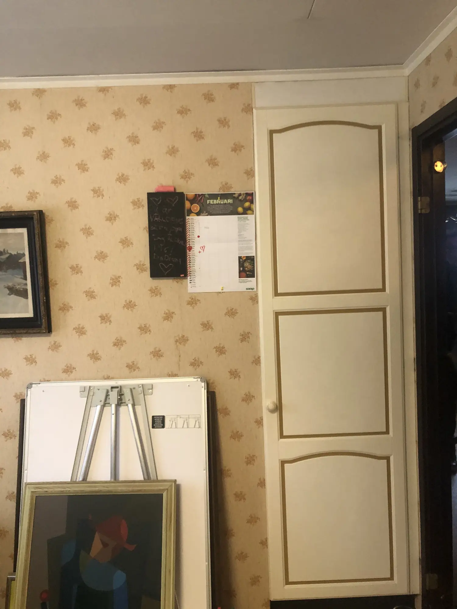 Rum med tapet och tavlor före renovering