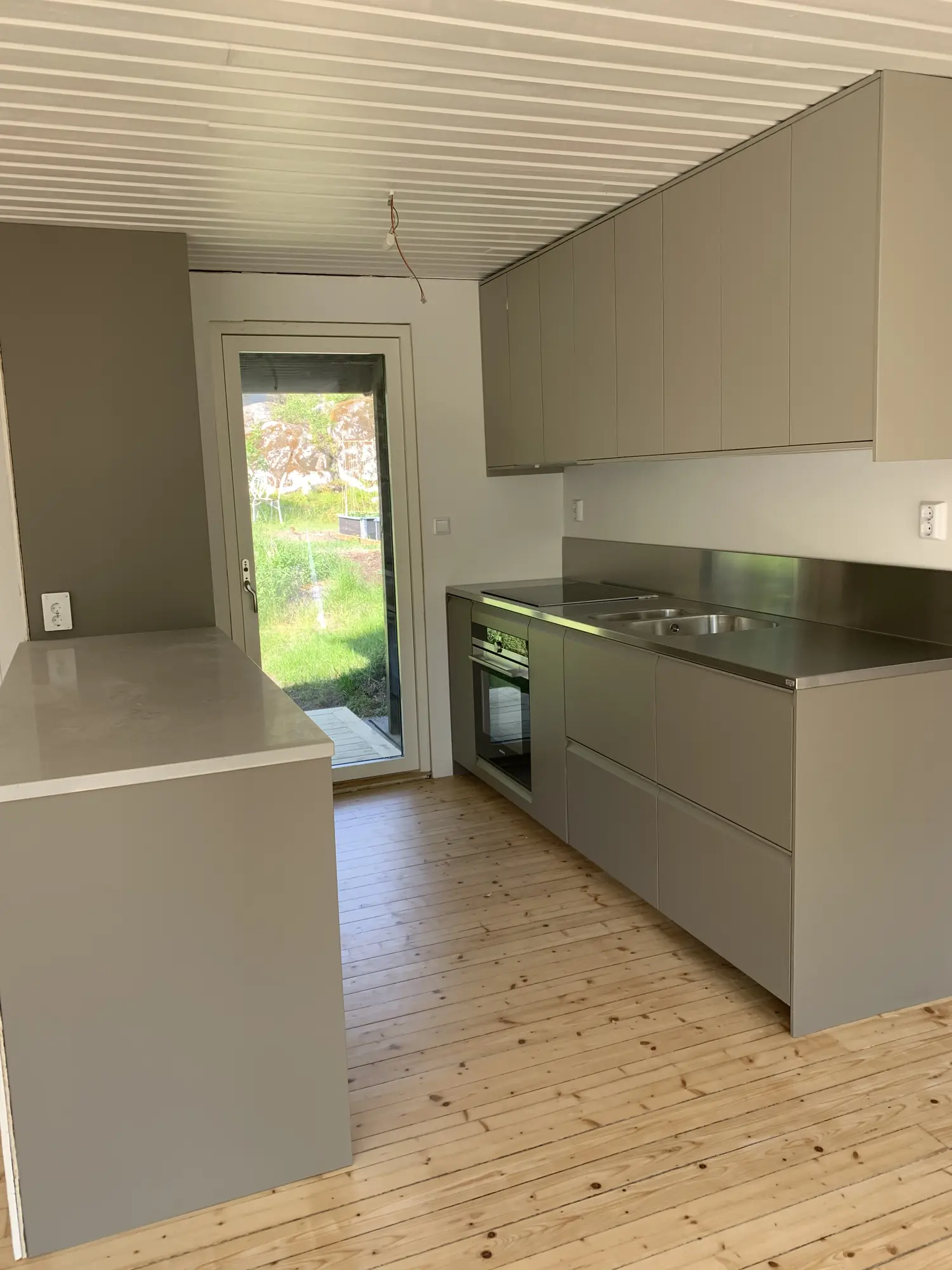 Kök med köksö i grått
