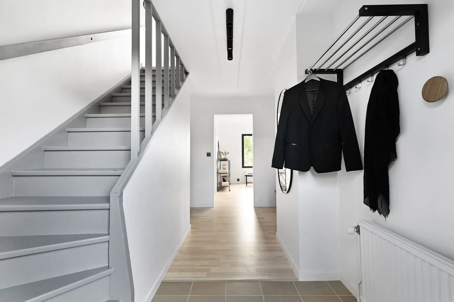 Hall med förvaring under trappan