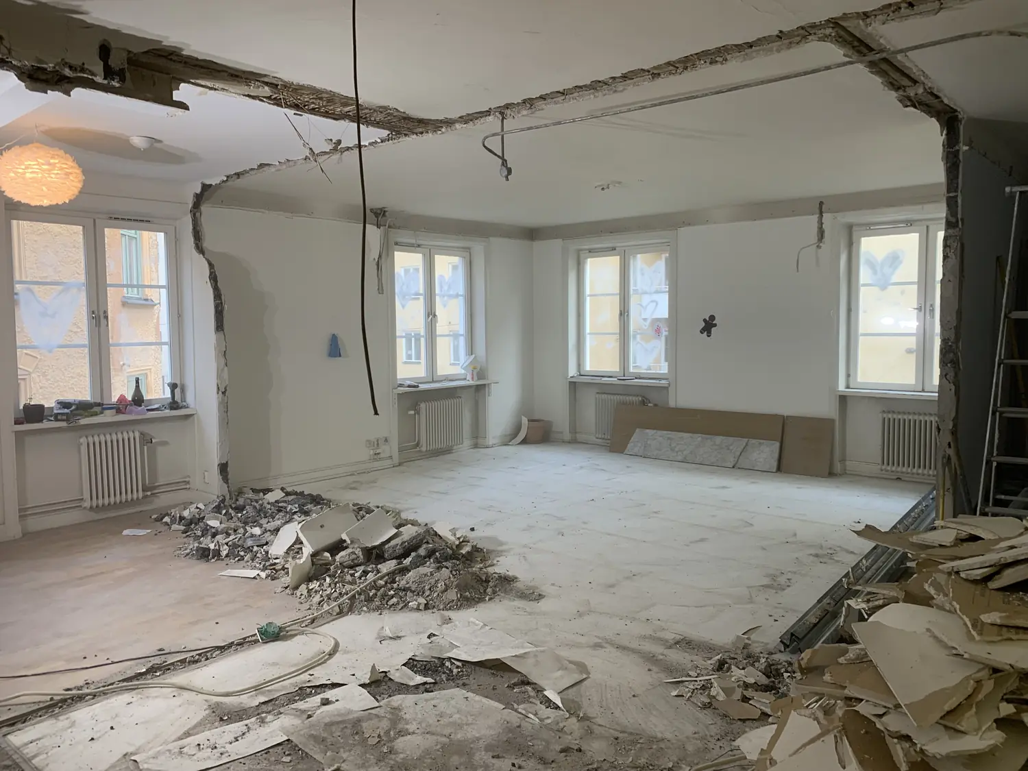 Rum med rivningsmassor före renovering