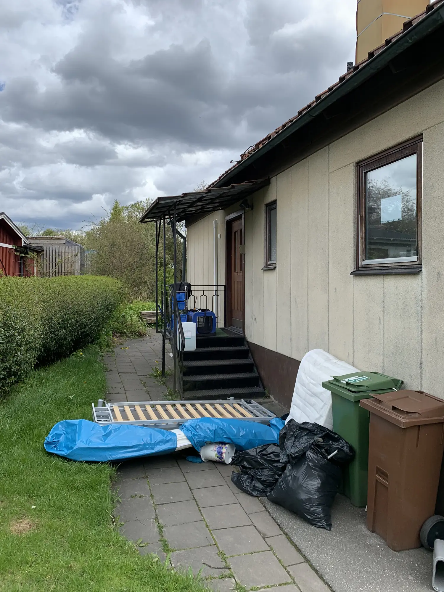 Hus med ljus fasad före renovering