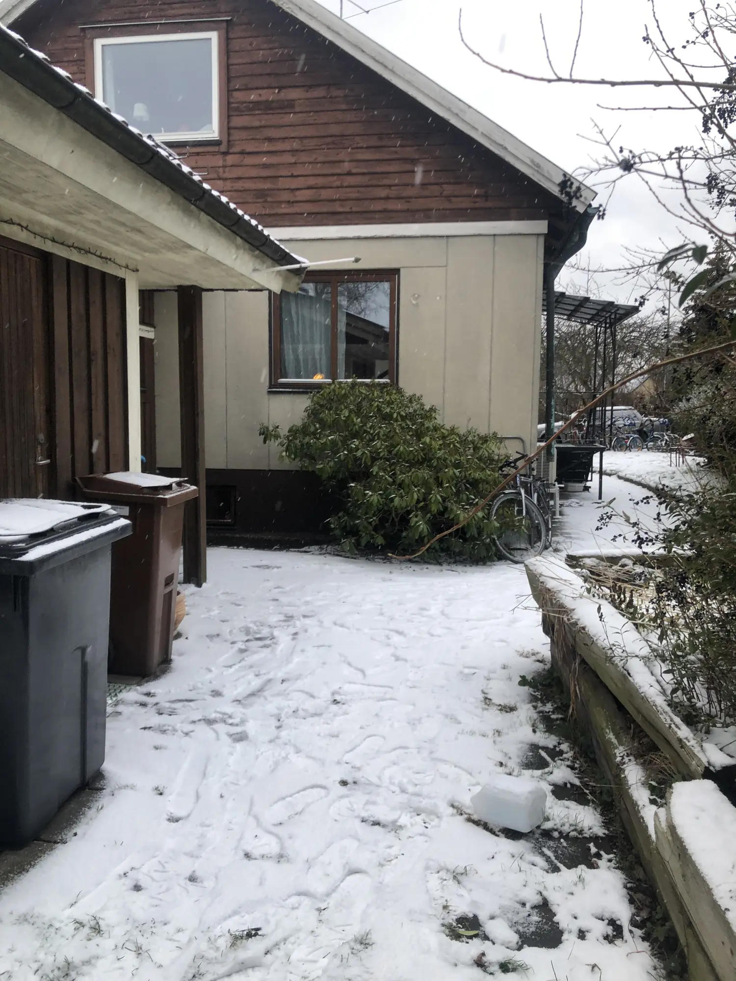 Hus i snö före fasadbyte före renovering