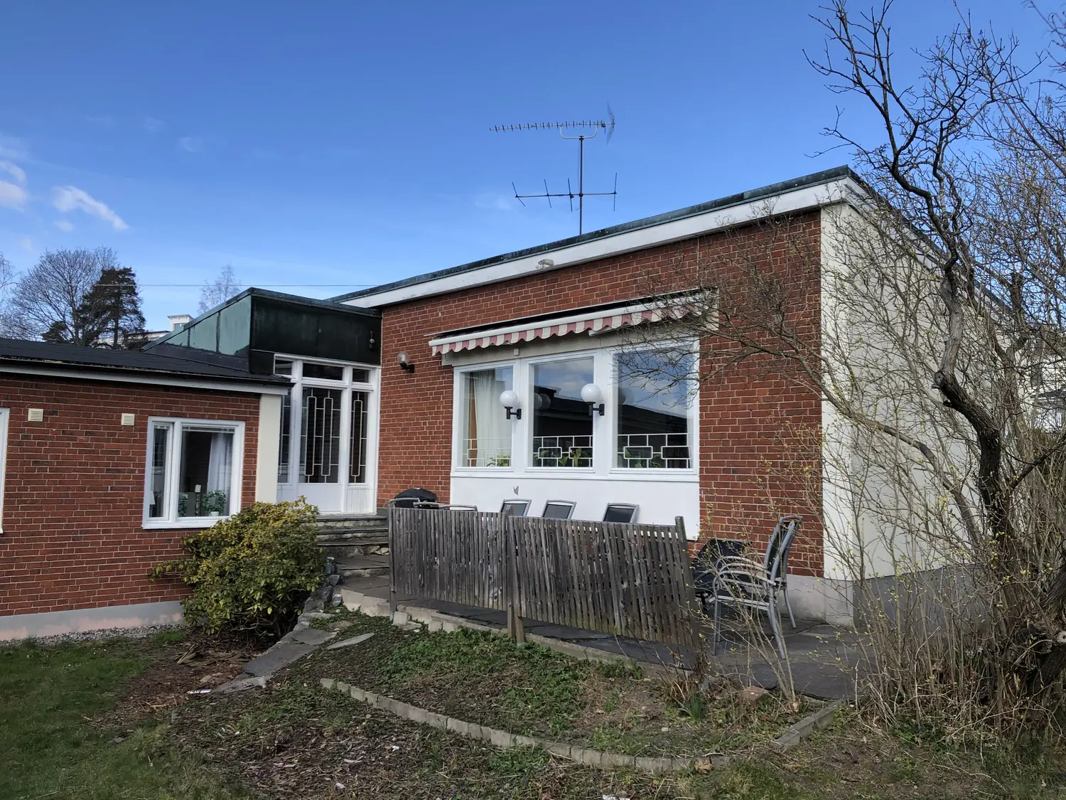 Tegelhus med trädäck före renovering