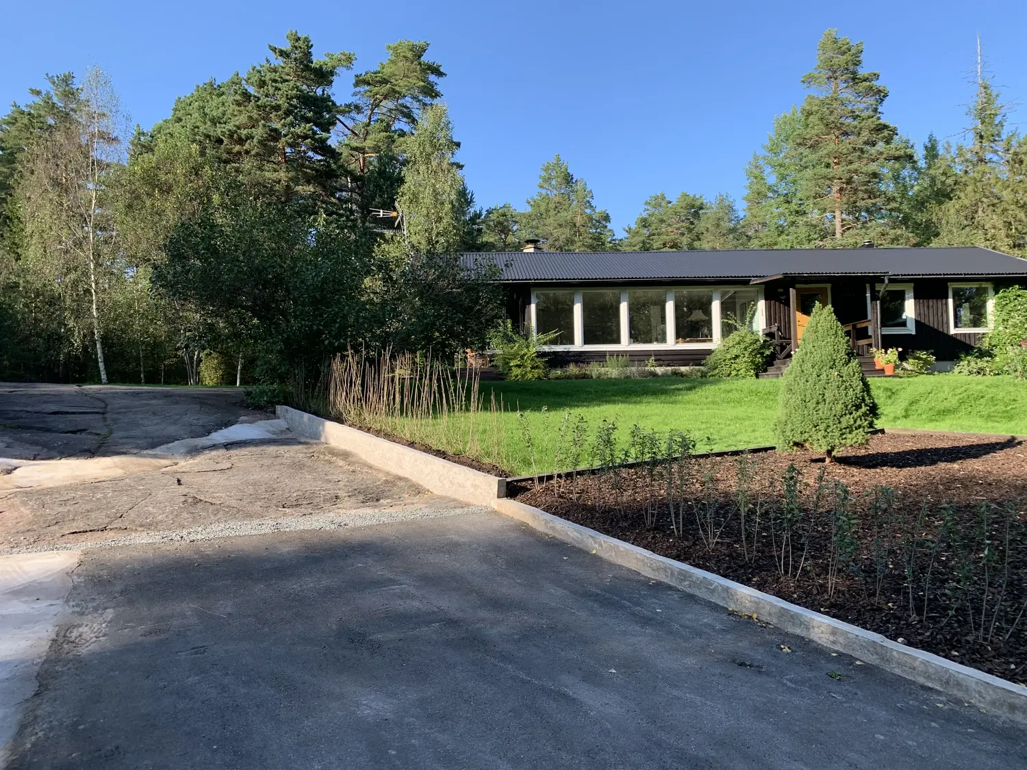 Asfalterad infart framför huset
