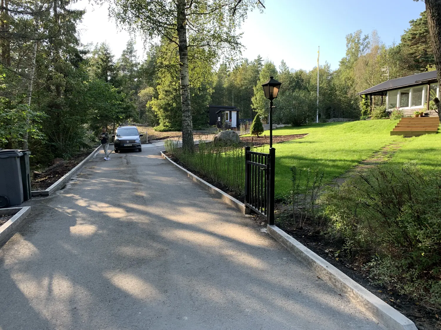 Asfalterad infart med lyktstolpar
