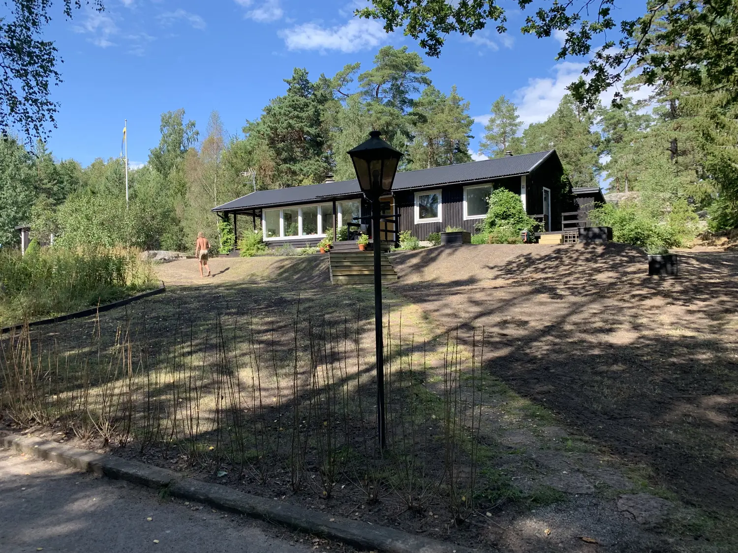 Gräsyta med stolpar före renovering